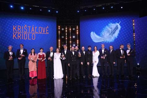 Foto: Stanislav Štepka preberá ocenenie Krištáľové krídlo