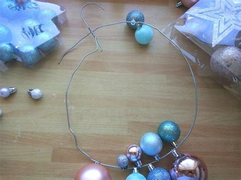 Materiály na výrobu venca z gúľ (polystyrénový základ, vianočné gule, lepiaca pištoľ)