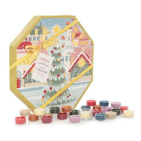 Fotografia adventného kalendára Yankee Candle vo forme venca s čajovými sviečkami