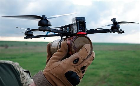 FPV dron a príslušenstvo na stole