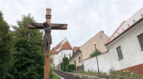 Záber na pamätný kríž pri Divadle Jonáša Záborského v Prešove