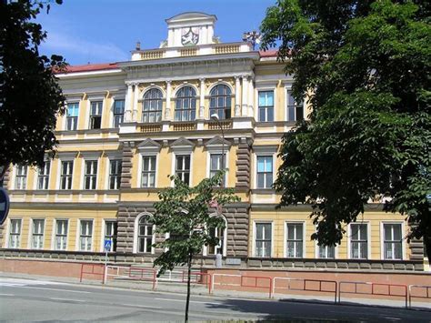 Archívna fotografia budovy gymnázia v období vzniku školy