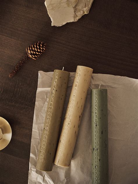 Produktové fotografie adventných sviečok Kalenderlys od Kähler a ferm LIVING v minimalistickom dizajne.