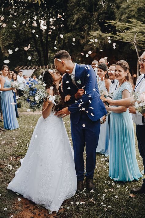 Ilustračná fotografia mladých ľudí, ktorí sa spoločne zabávajú na stužkovj slávnosti.