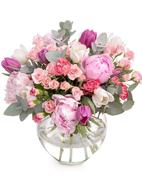 Zostava rôznych druhov rezaných kvetov vhodných na Deň matiek, vrátane ruží, pivoniek, tulipánov a iných jarných kvetov.