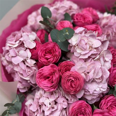 Detail kytice z rôznych druhov pivoniek a hortenzií, ktoré kvitnú v období Dňa matiek.