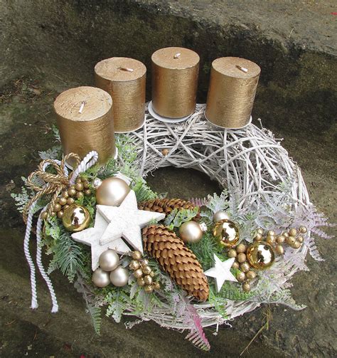 Adventný veniec zdobený korálkovými girlandami a kvapkami