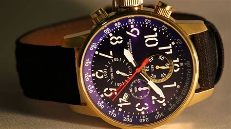 fotografia elegantnej koženej peňaženky a luxusných hodiniek