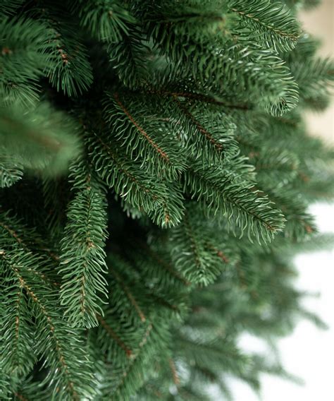 Tematické foto rozsvieteného vianočného stromčeka Jedľa Lux 180 cm v interiéri