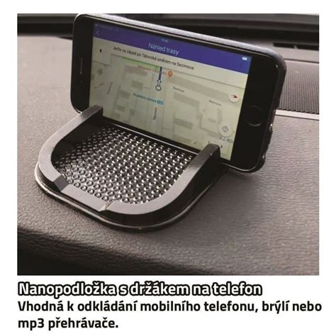 Interiér auta s GPS a držiakom na telefón