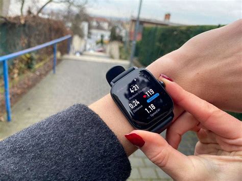 Muž používajúci smart hodinky