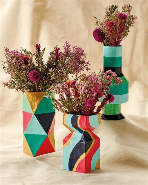 DIY kvetináč z papier-mâché, ozdobený detskými kresbami, s malou rastlinkou