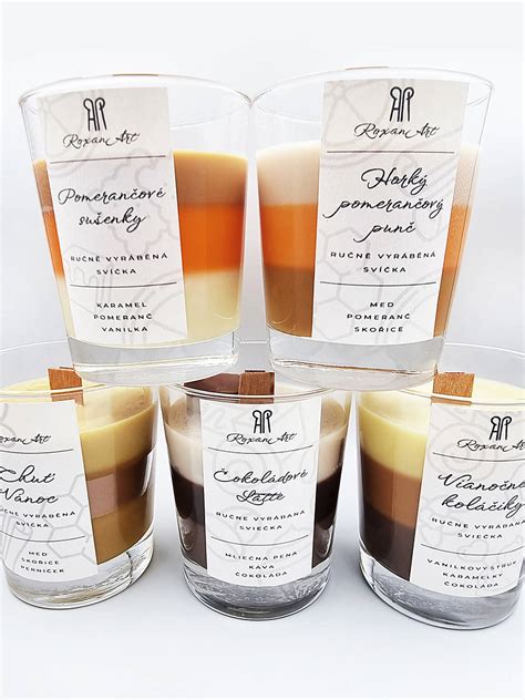 Farebné vrstvené sviečky z voskoviek v skle, deti pri kreatívnej práci