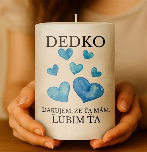 Rodina drží smútočnú sviečku, symbol spomienky