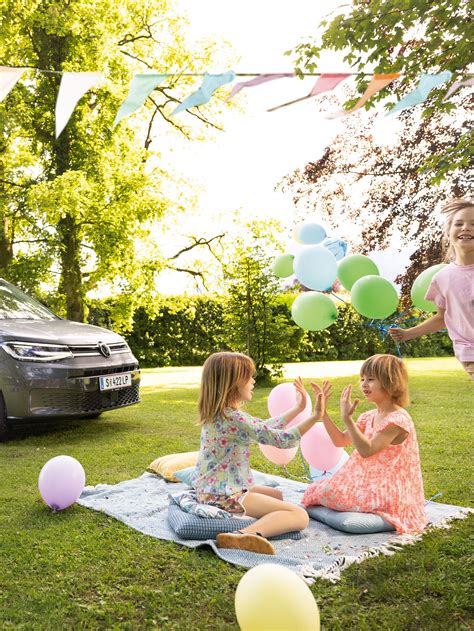 Skupina detí hrajúca hru s balónmi na narodeninovej oslave