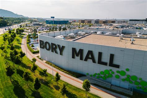 Interiér nákupného centra Bory Mall s vianočnou výzdobou a šťastnými nakupujúcimi rodinami