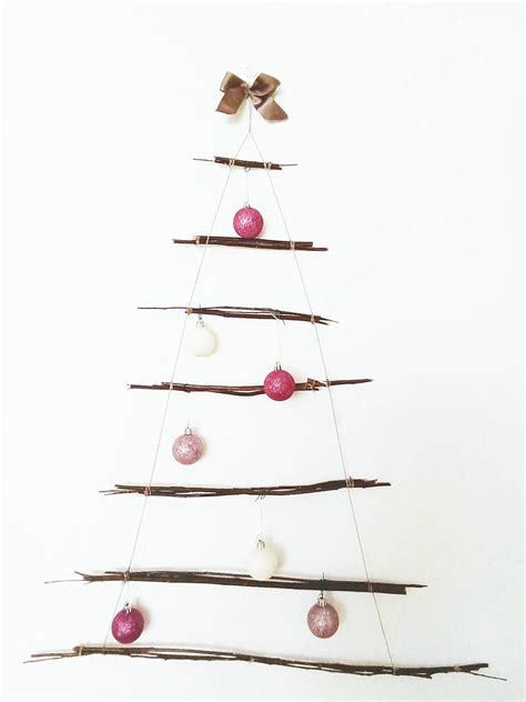 Nákres: závesný vianočný stromček z prútia na stenu