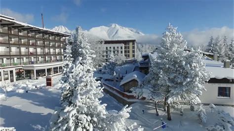Zimná krajina s osvetleným hotelom v zasnežených horách