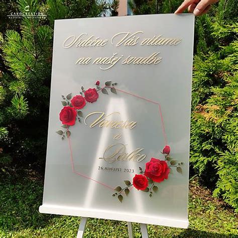 Elegantná svadobná tabuľa s bielo-červenou kvetinovou výzdobou a sviečkami