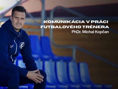 Tematická fotka futbalového trénera, ktorému hráči odovzdávajú darček