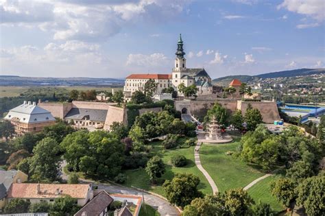Koláž fotografií unikátnych svadobných miest na Slovensku - kaštiele, stodoly, vinárstva, záhrady