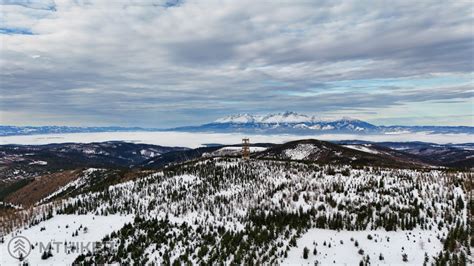 Ilustračná fotografia zasnežených hôr s hotelom v pozadí.