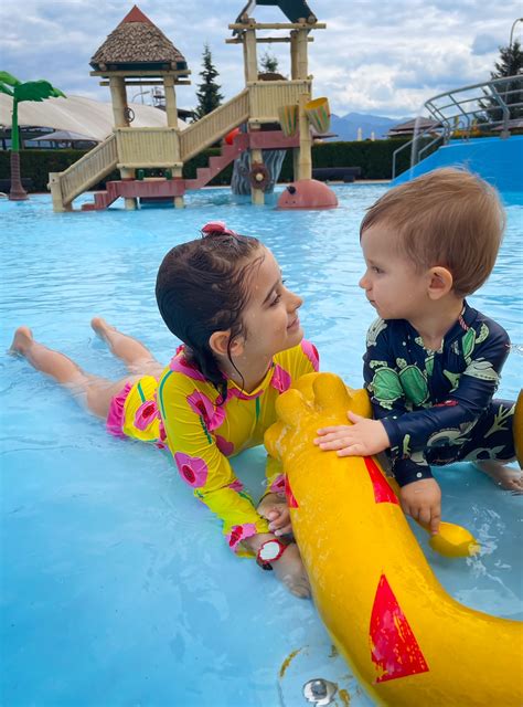 Ilustračná fotografia aquaparku s rodinami užívajúcimi si vodné atrakcie.