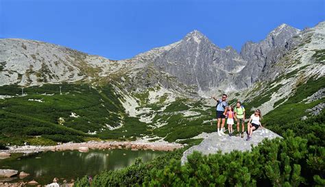 Panoramatický pohľad na Tatranskú Lomnicu s penziónom Zora v popredí a Lomnickým štítom v pozadí