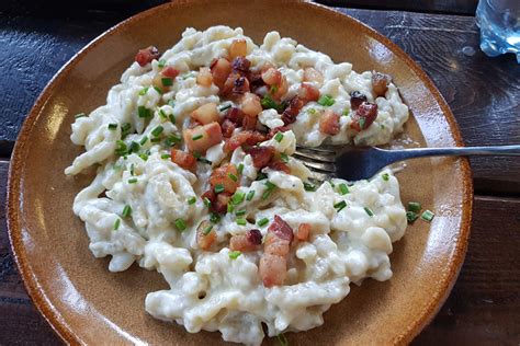 Jedlo z reštaurácie Fiaker, s dôrazom na tradičné slovenské jedlá ako bryndzové halušky