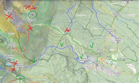 Mapa turistických chodníkov v okolí Tatranskej Lomnice so zvýraznenou modrou značkou