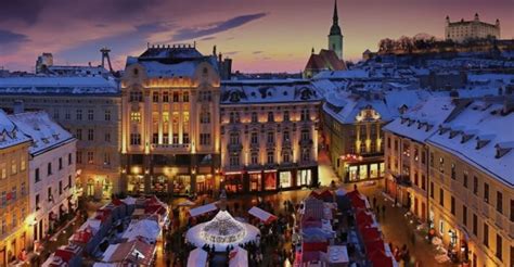 Tematické foto vianočných nákupov v Bratislave, s osvetlenými ulicami a výkladmi