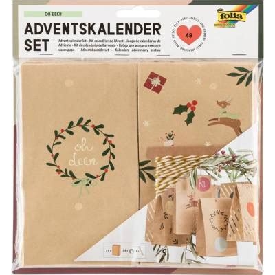 fotografia adventných vrecúšok zavesených na krbe