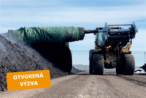 Foto nepoškodeného baliaceho papiera a stúh pripravených na opätovné použitie