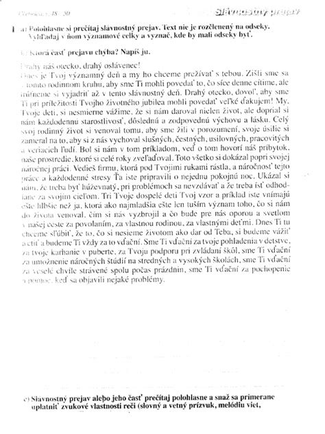 Osoba píšuca slávnostný prejav pri stole s perom a papierom, v pozadí silueta publika a mikrofón.