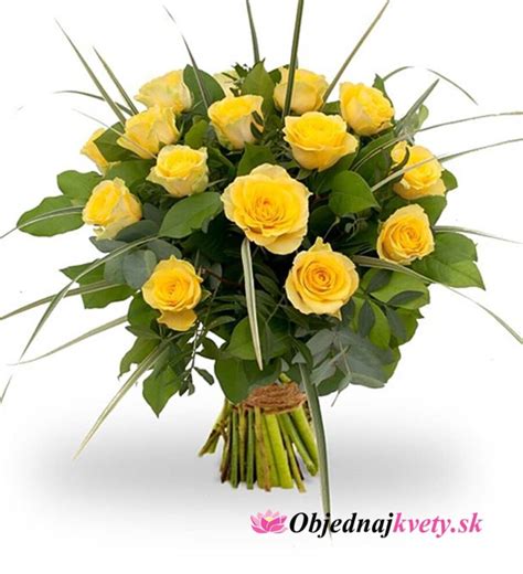 Detail svadobnej tabule s centrálnou dekoráciou zo žltých kvetov a sviečok