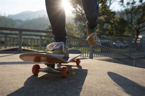 Chlapec na skateboarde v akcii