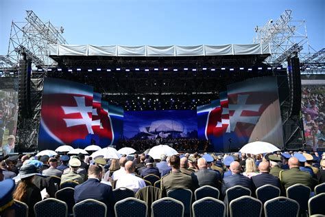 Oslavy 80. výročia SNP v Banskej Bystrici: Vojenská prehliadka a kultúrny program