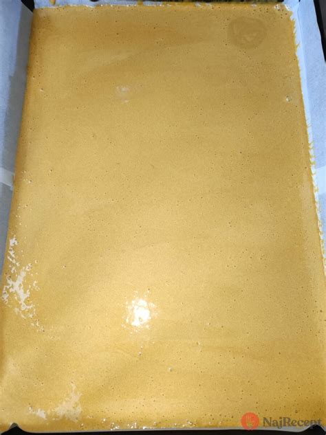 Suroviny na prípravu medovníkového cesta rozložené na pracovnej doske: múka, med, maslo, cukor, vajcia, koreniny.