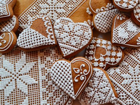 Dekorované medovníkové srdiečka pripravené na slávnostnú udalosť, detail záber.