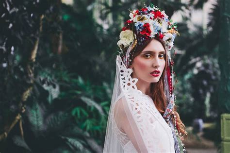 Ukážka svadobných doplnkov a detailov vo folklórnom štýle, ktoré možno kombinovať s bielymi šatami.