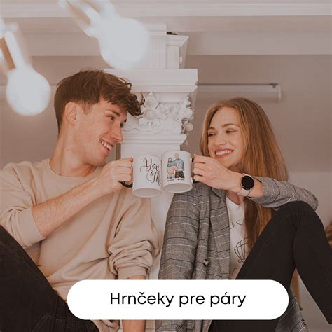 pár držiaci personalizované hrnčeky s fotkou alebo menami