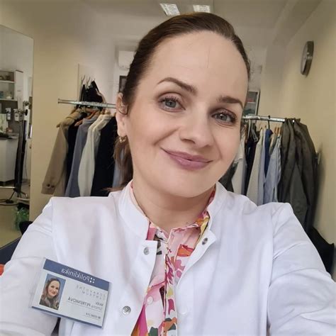Zuzana Šebová v role Terezy za barom v Horná Dolná