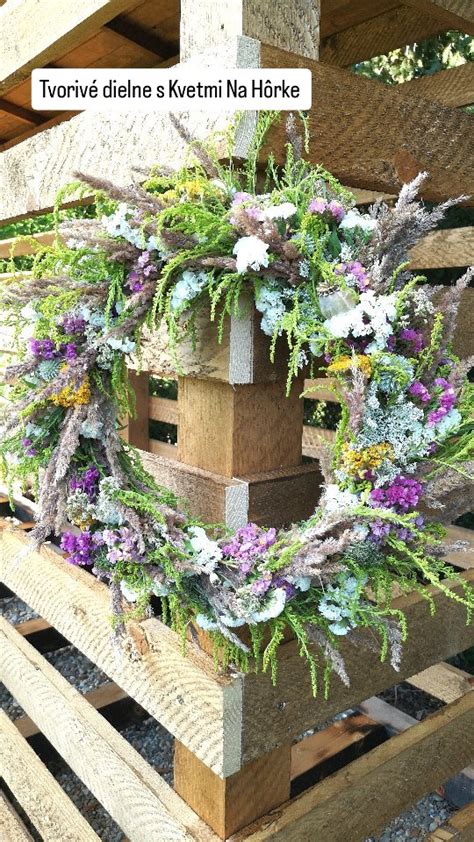 Tematické foto letného venca na dverách