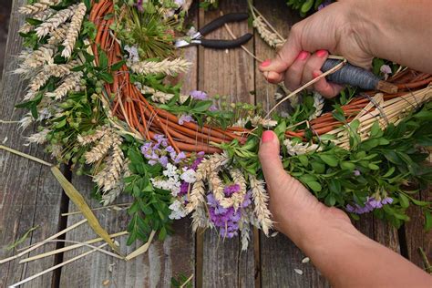 Dožinkový veniec z obilných klasov a kvetov