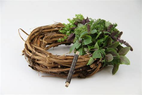 Veniec z byliniek a voľne usporiadaných konárov