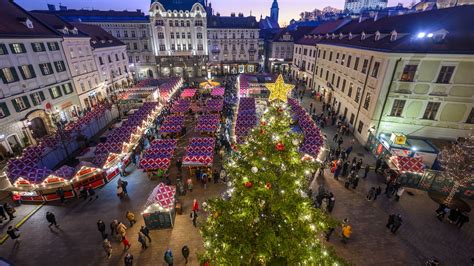 rodina sa teší na vianočné trhy