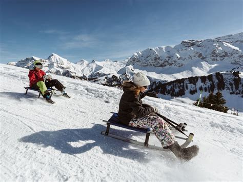 detské sánkovanie na zasneženom kopci