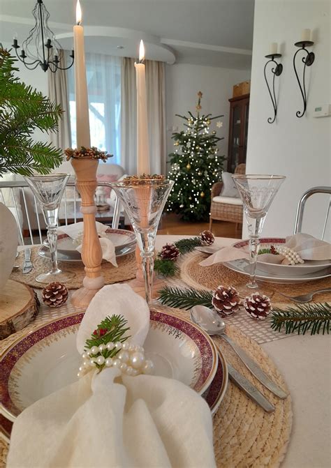 ilustračná fotografia slávnostne prestretého štedrovečerného stola s tradičnými prvkami