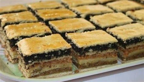 Detailný záber na nakrájaný štedrák s viditeľnými vrstvami maku, orechov a tvarohu