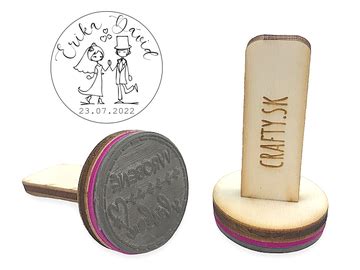 Svadobná tradícia pílenia dreva s drevenou prekážkou a ženíchom s pílami